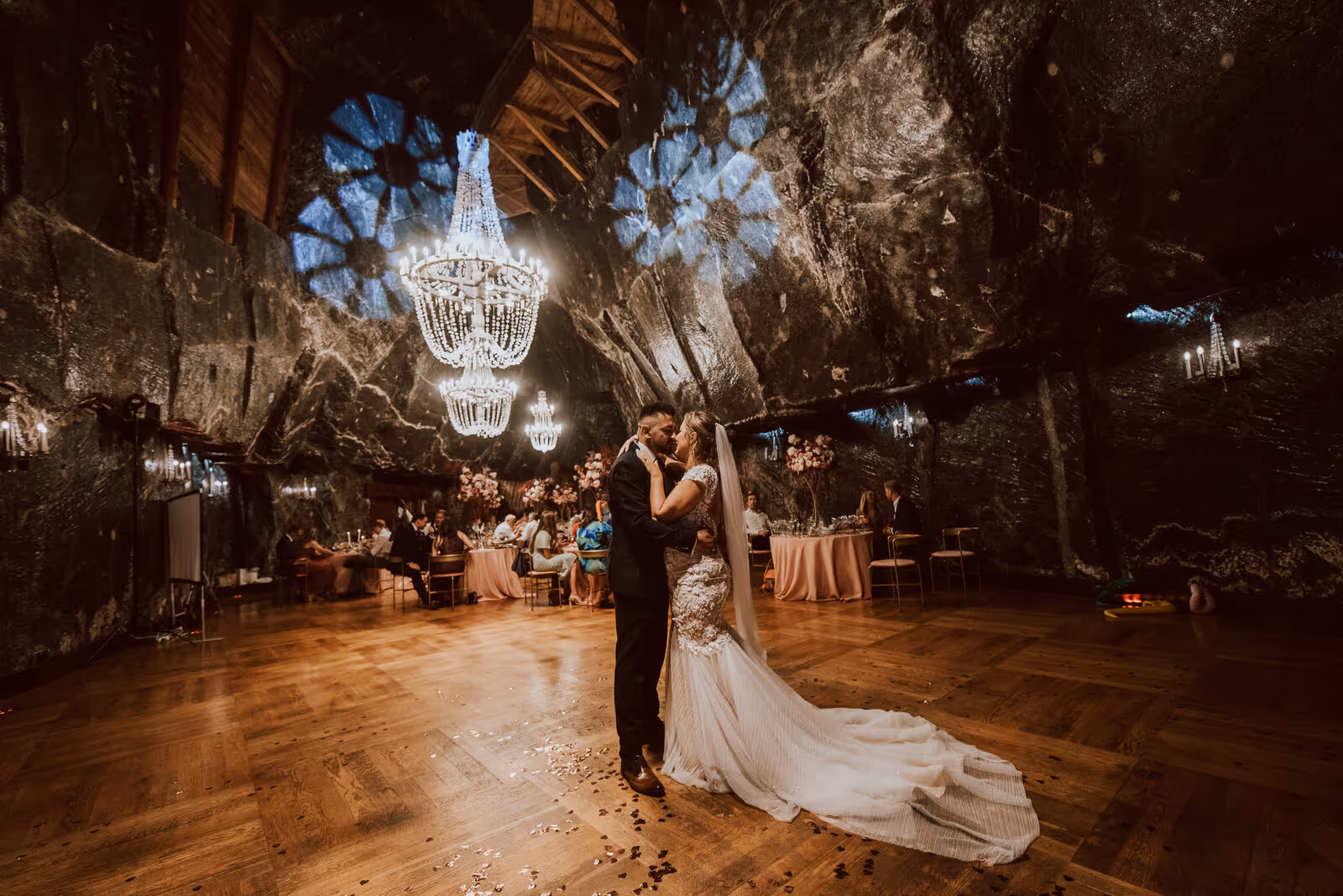 Ślub w Polsce - Kopalnia Soli w Wieliczce. Zdjęcie nr. 16