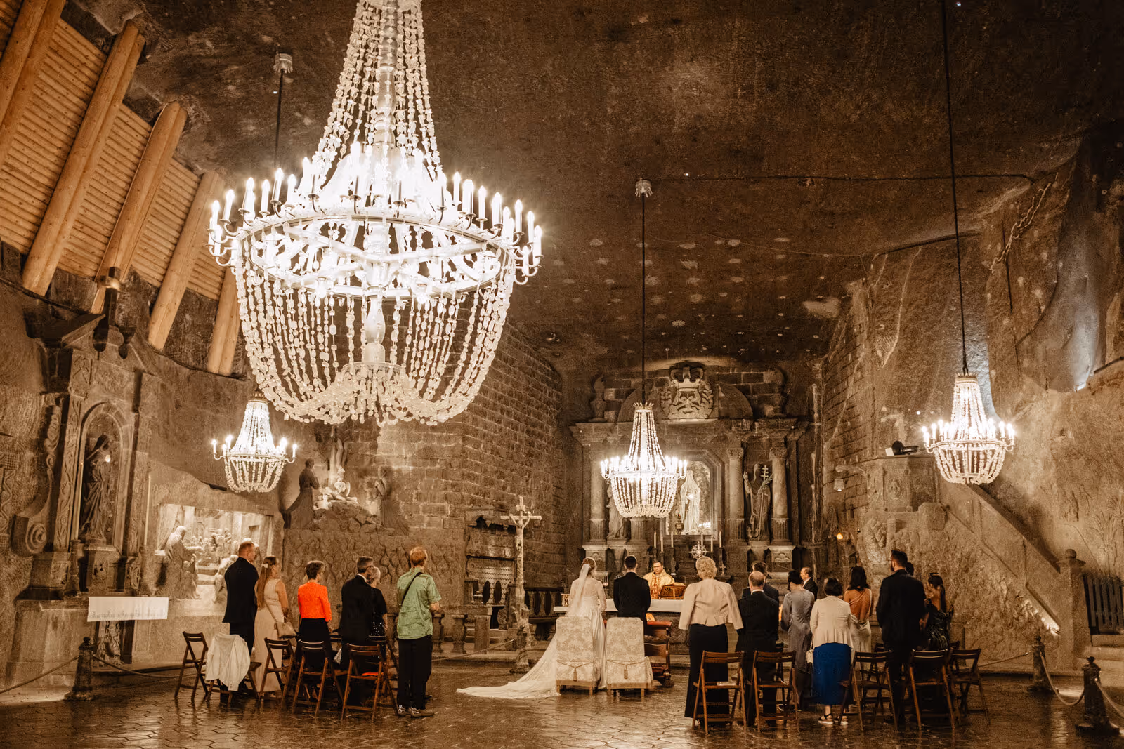Ślub w Polsce. Kopalnia Soli w Wieliczzce. Zdjęcie nr. 11