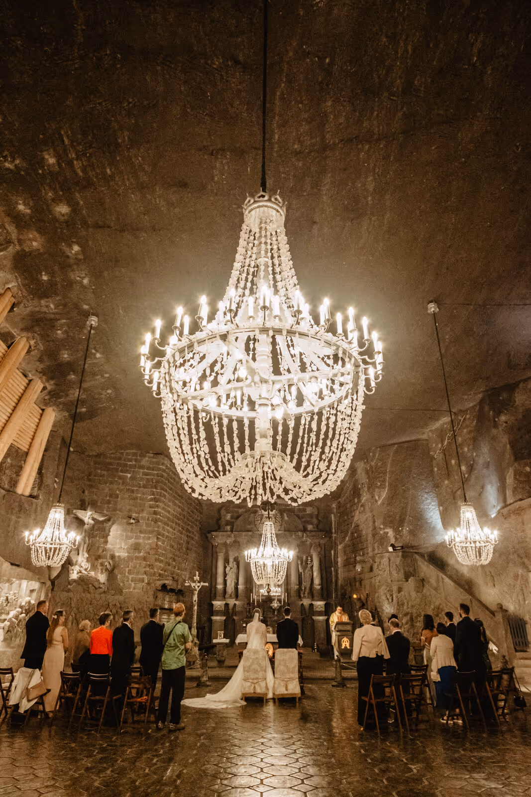 Ślub w Polsce. Kopalnia Soli w Wieliczzce. Zdjęcie nr. 13