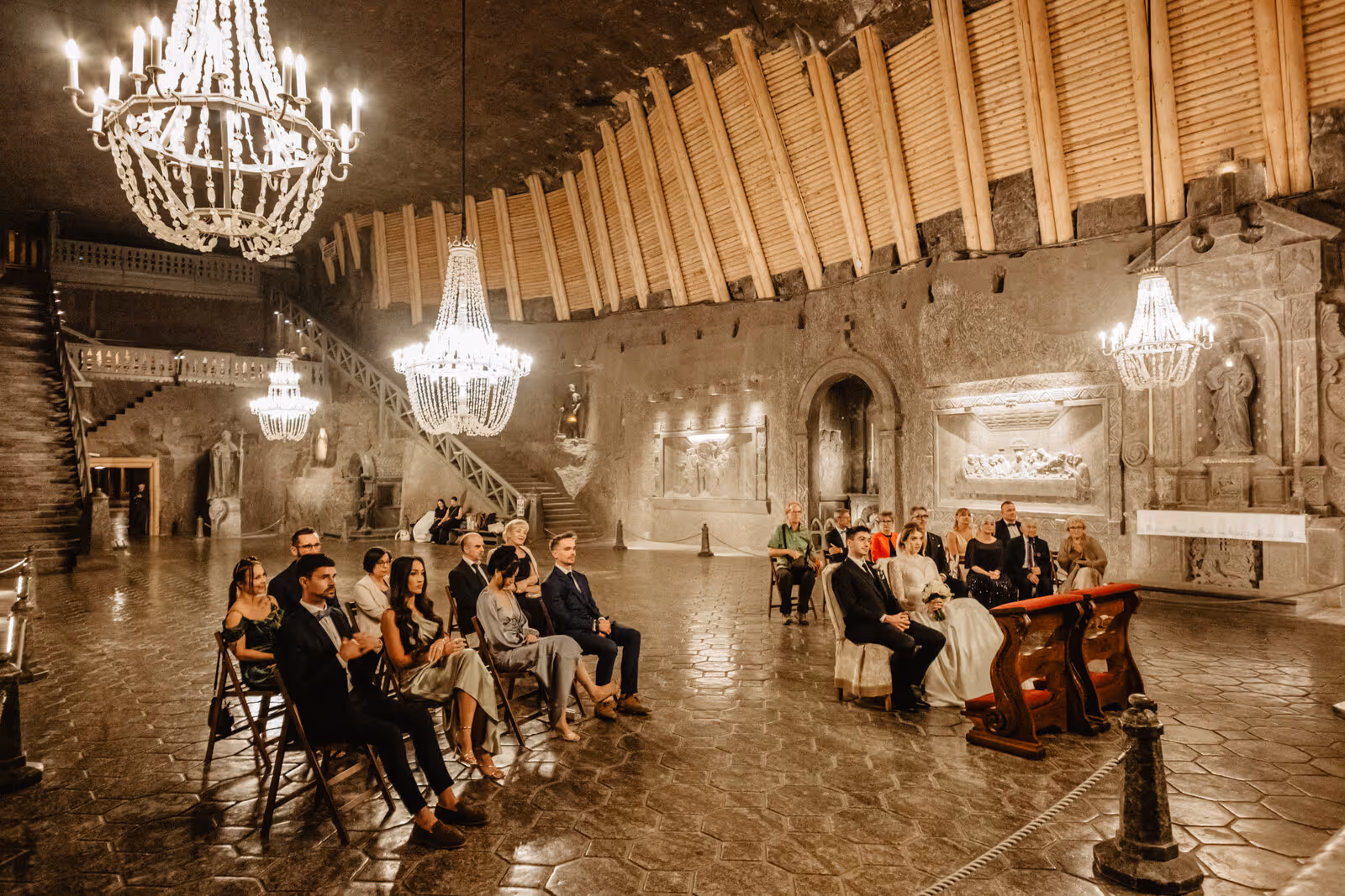 Ślub w Polsce. Kopalnia Soli w Wieliczzce. Zdjęcie nr. 14