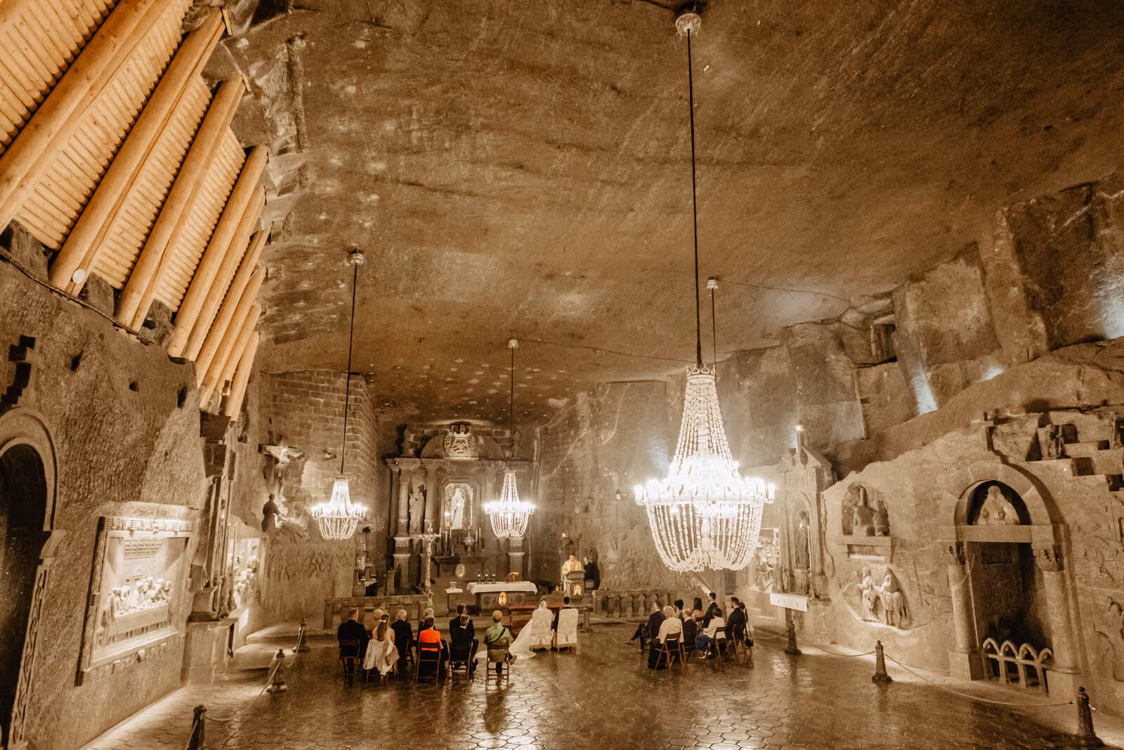 Ślub w Polsce. Kopalnia Soli w Wieliczzce. Zdjęcie nr. 15