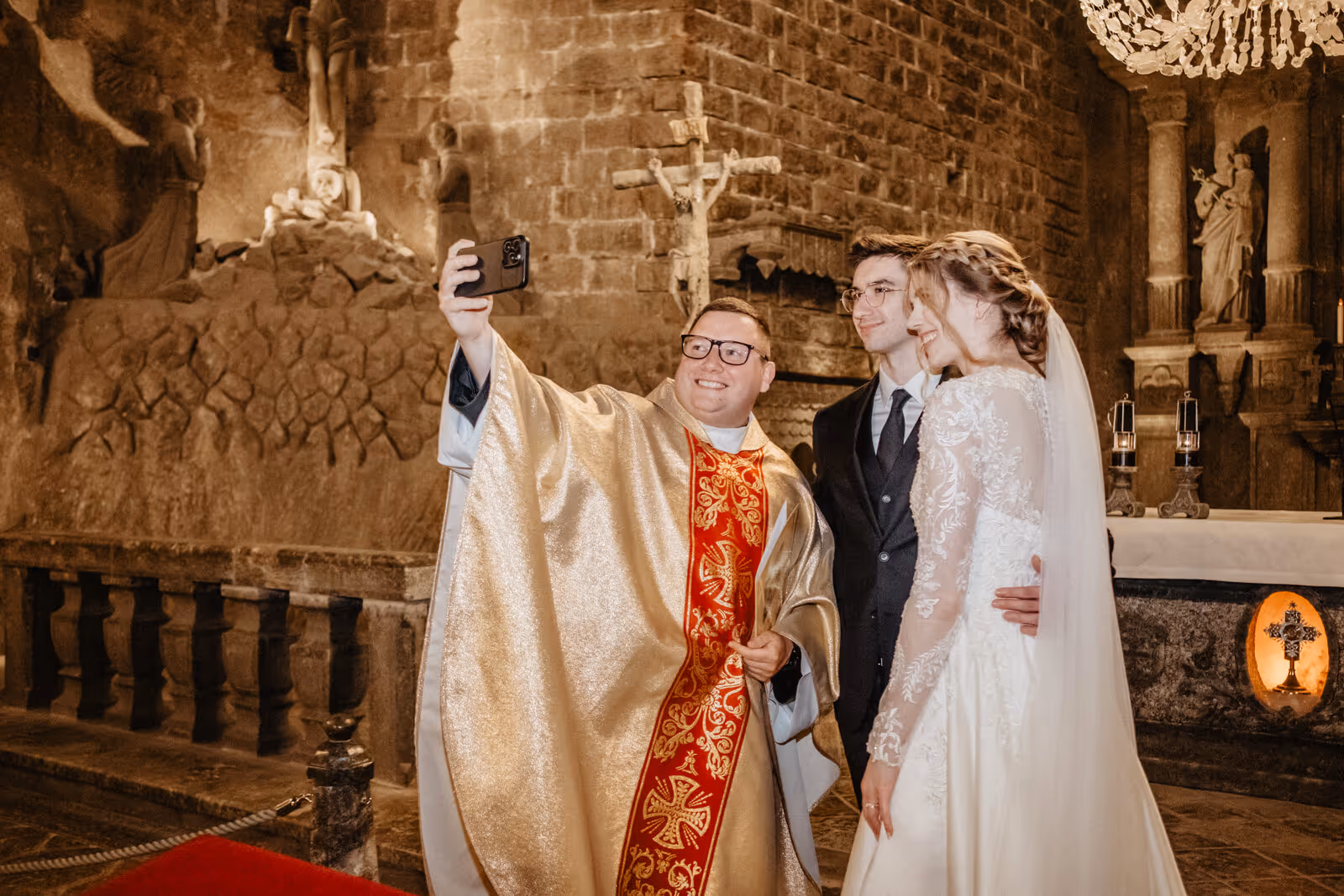 Ślub w Polsce. Kopalnia Soli w Wieliczzce. Zdjęcie nr. 24