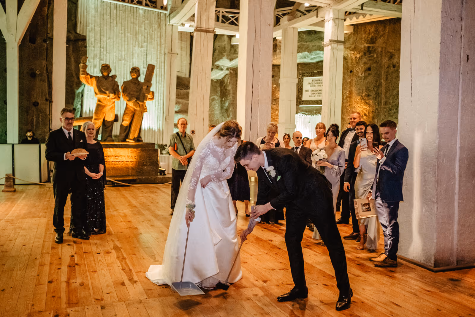 Ślub w Polsce. Kopalnia Soli w Wieliczzce. Zdjęcie nr. 40