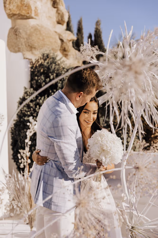 Ślub w Grecji. Mykonos. Para młoda wtula się w siebie.