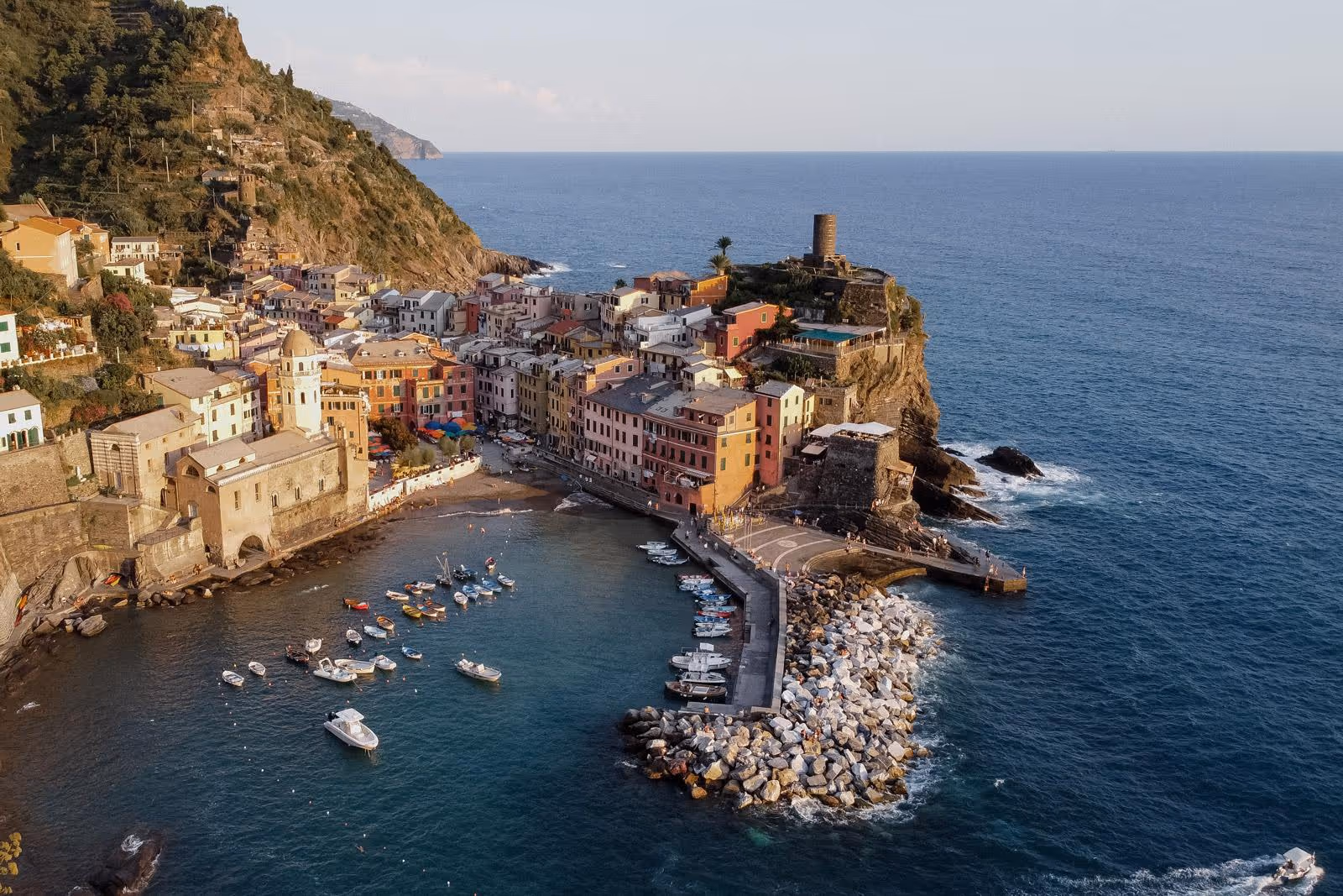 Liguria Kościółek położony nad samym morzem - Cinque Terre