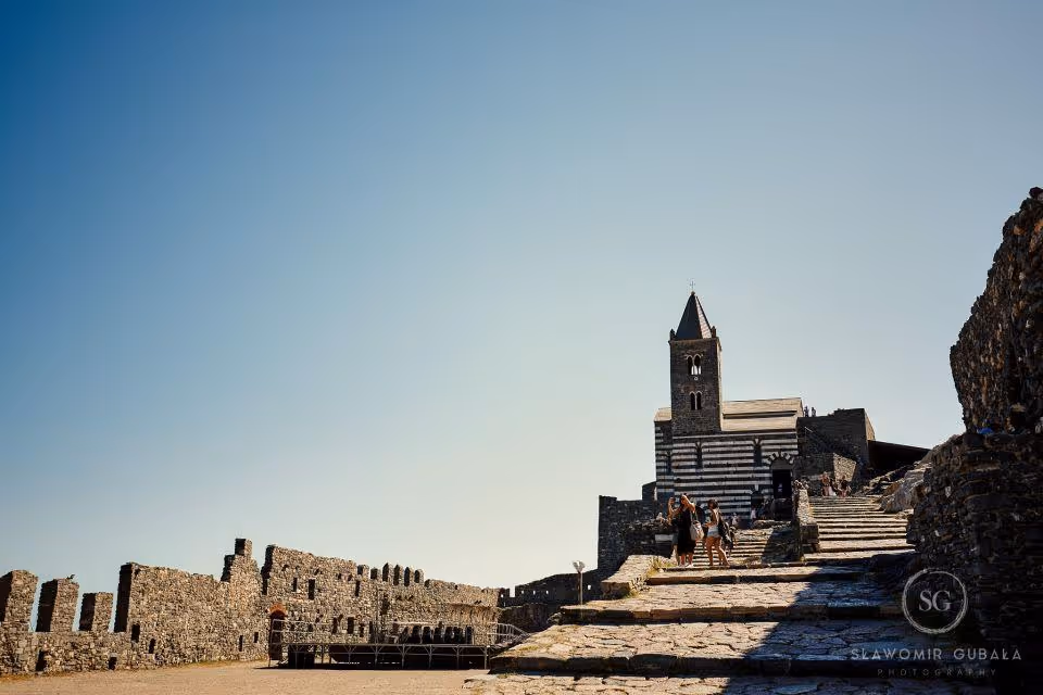 Liguria Kościółek położony na skale - Portovenere