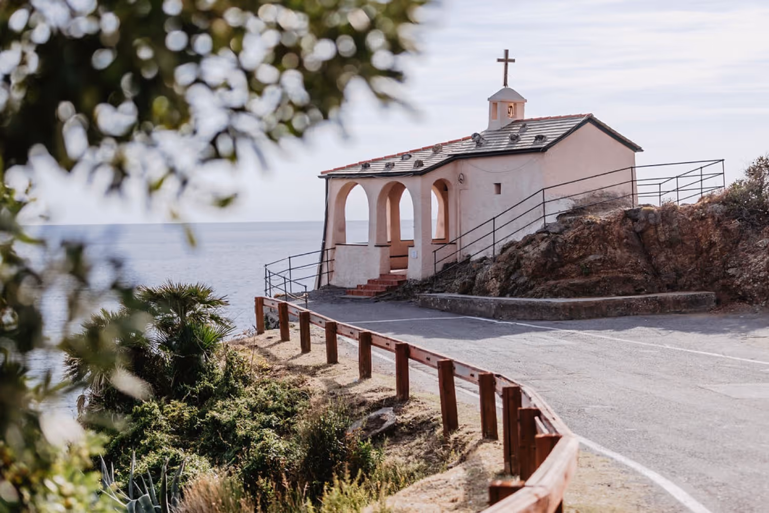 Liguria Kościółek z otwartymi krużgankami - Bonassola