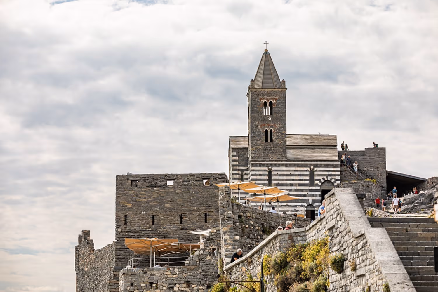 Liguria Kościółek położony na skale - Portovenere