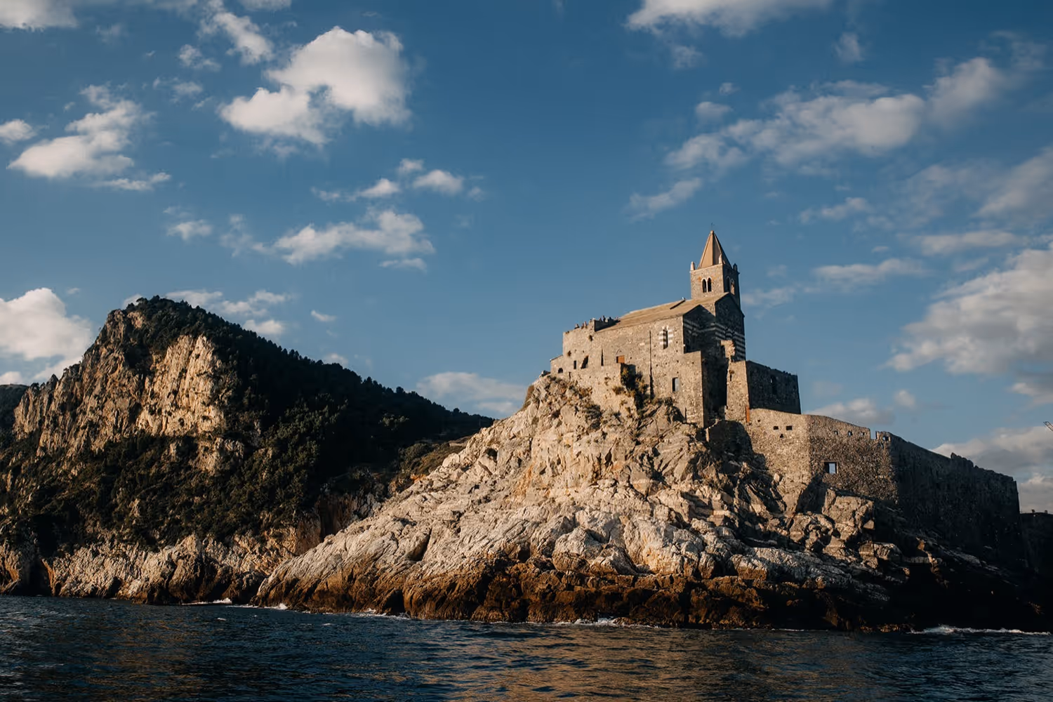 Liguria Kościółek położony na skale - Portovenere